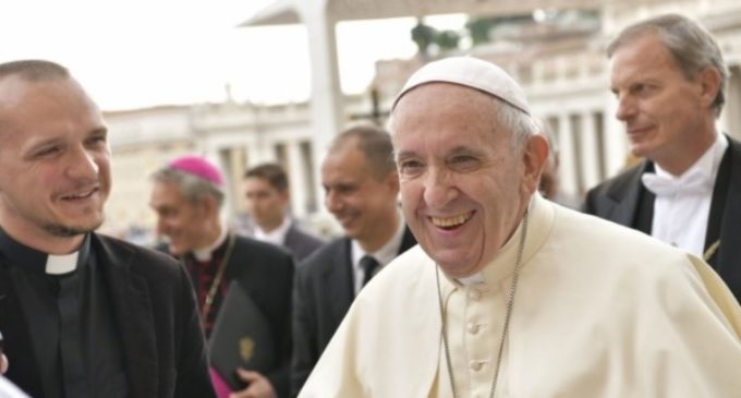 La Iglesia está llamada a servir al ser humano, no solo a los católicos