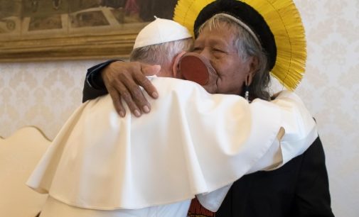 El Papa abraza al jefe indígena Raoni Metuktire, de la tribu brasileña Kayapó