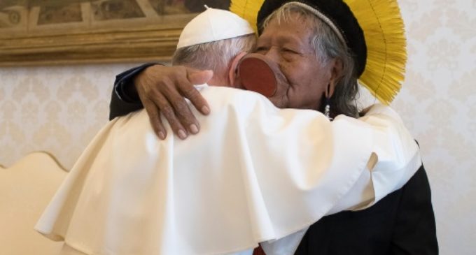 El Papa abraza al jefe indígena Raoni Metuktire, de la tribu brasileña Kayapó