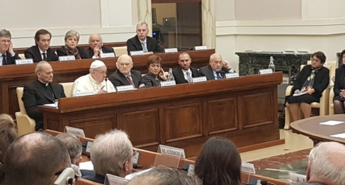 El Papa asegura que un mundo rico “debe acabar con la pobreza”