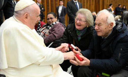 El Papa bendice a Enzo y Zea, casados desde hace 70 años