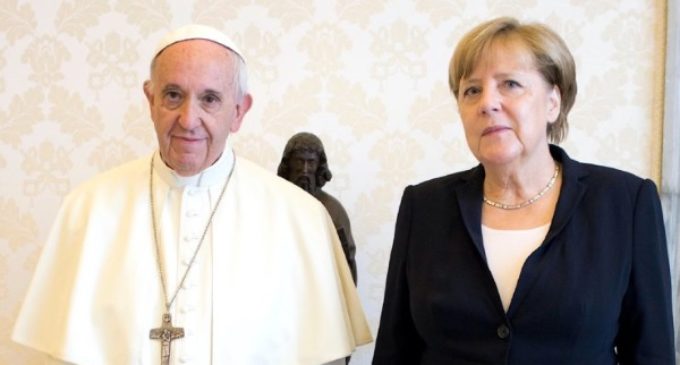 El Santo Padre y la canciller Ángela Merkel lamentan la salida de EE.UU del tratado de París