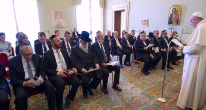 Le entregan al Papa el nuevo documento “Entre Jerusalén y Roma”