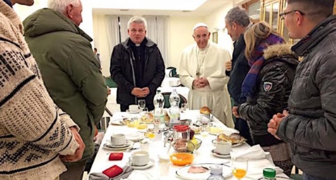 El Santo Padre desayuna en su cumpleaños con ocho personas ‘sin hogar’