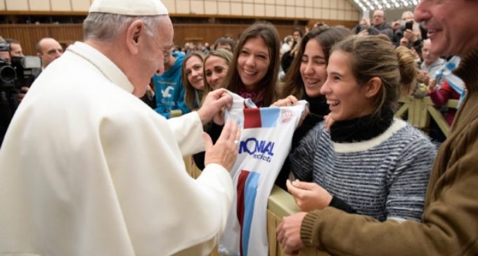 El Papa en la audiencia: “Las mujeres son más valientes que los hombres”