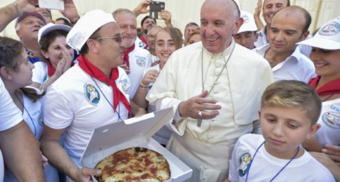 Francisco invita a pizza a 1500 pobres que asisten a la canonización de Madre Teresa