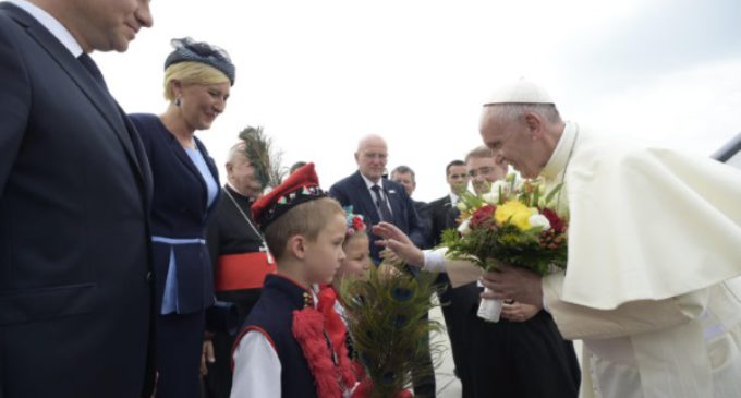 El Santo Padre llega a Cracovia. ‘El mundo está en guerra pero no de religión’