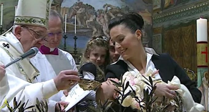 Francisco bautiza a 28 niños en la Capilla Sixtina e invita a los papás a hacerles crecer en la fe