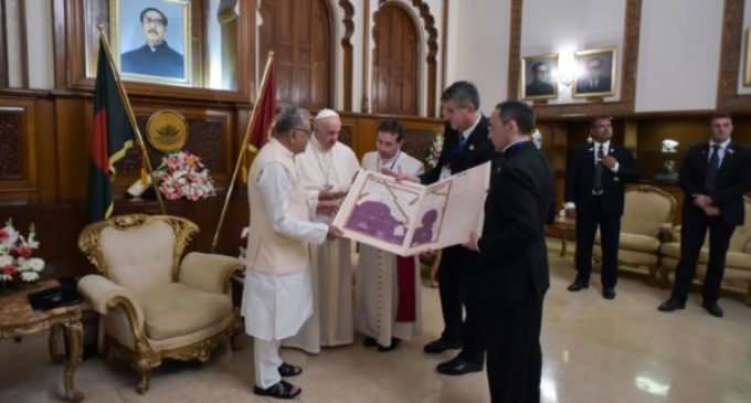 Bangladesh: Reunión con el Presidente e intercambio de regalos