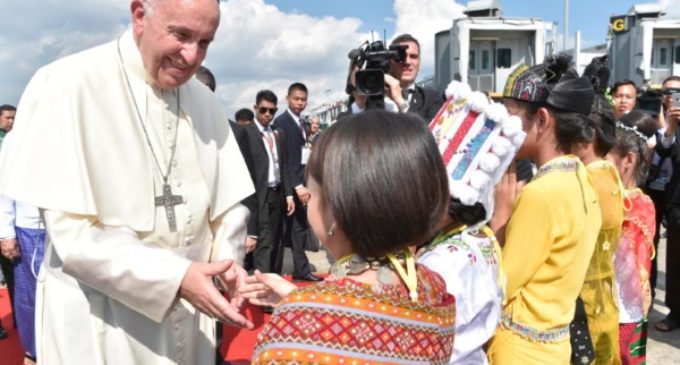 Myanmar: Los refugiados Kachin donan al Papa un báculo de madera