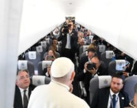 El Papa saluda a los periodistas en el vuelo a Budapest