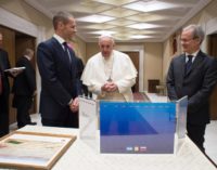El Papa saluda al presidente de la UEFA, Aleksander Ceferin