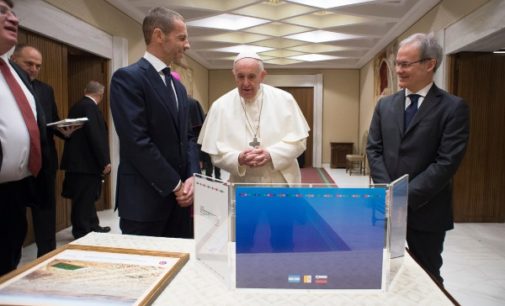 El Papa saluda al presidente de la UEFA, Aleksander Ceferin