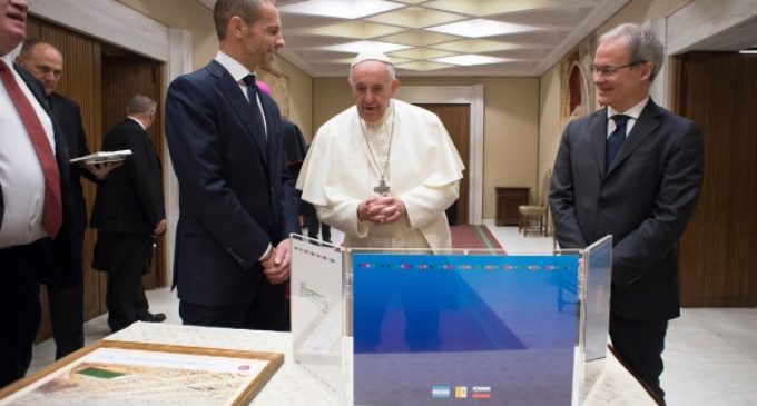 El Papa saluda al presidente de la UEFA, Aleksander Ceferin