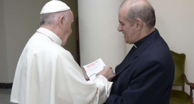 ‘El Papa no habla a los periodistas, habla a la gente’ afirma el padre Oesterheld autor del libro “No basta con un click” .