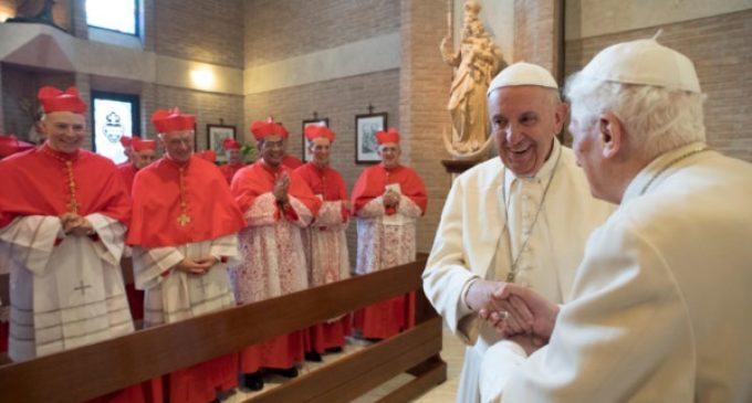 Padre Lombardi: Francisco siente el apoyo de su predecesor Benedicto XVI