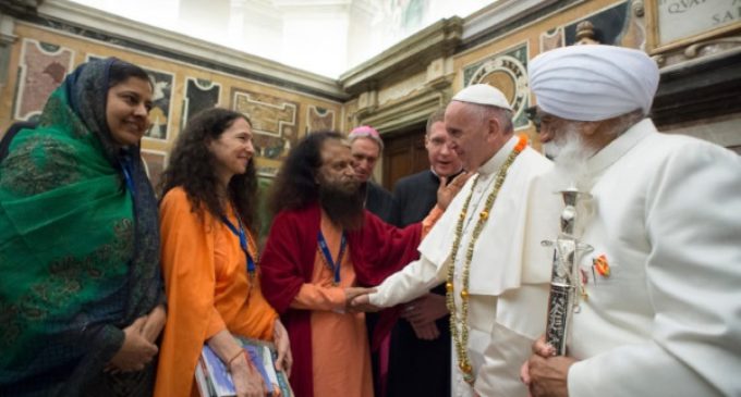 El Papa pide favorecer “el encuentro pacífico entre los creyentes” y una “libertad religiosa real”
