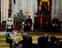 El Real Madrid ofrece la Liga y la Champions a la Virgen de la Almudena