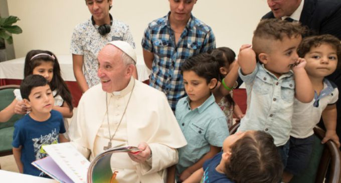 El Papa almuerza en Santa Marta con un grupo de refugiados sirios