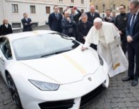 Una empresa murciana compra por 715.000 euros el Lamborghini del Papa