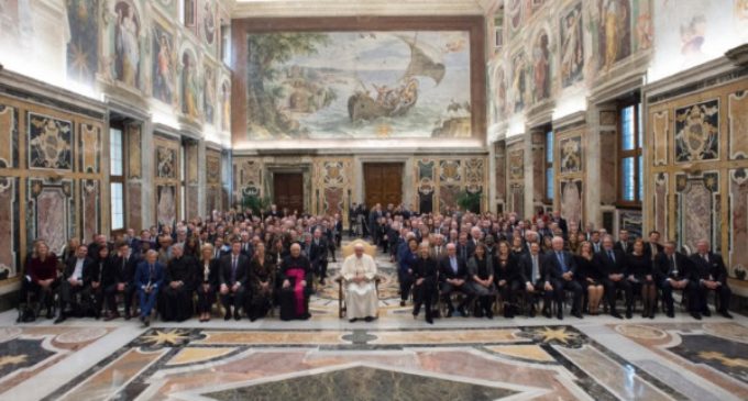 El Papa clama por el derecho de todos al acceso a los recursos