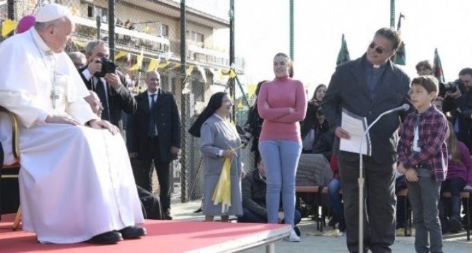Francisco a los jóvenes: se habla mucho con el móvil pero se escucha poco a los demás
