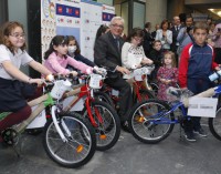 Sánchez Martos participa en la entrega de bicicletas a niños y niñas con enfermedades poco frecuentes