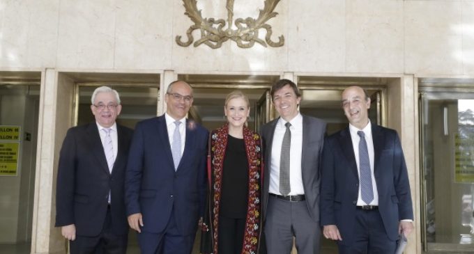 Cifuentes agradece la “entrega sin límites” de los profesionales de la Enfermería