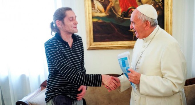 El Papa Francisco al periódico Straatnieuws : »La Iglesia predica que todos tienen derecho al trabajo, al techo y a la tierra»