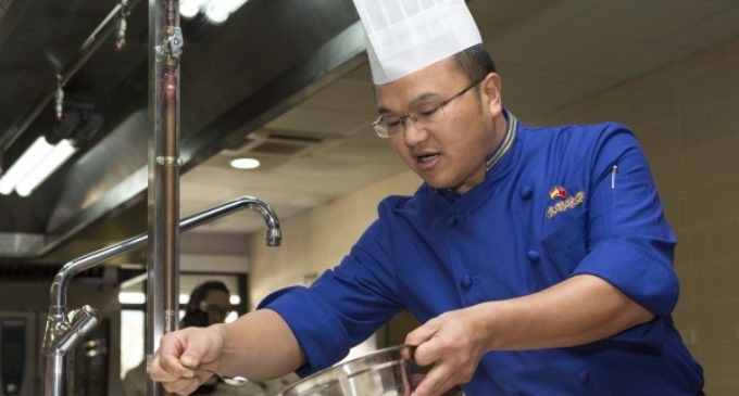 Los alumnos de Hostelería y Turismo de Madrid participan en la clase magistral de uno de los más prestigiosos cocineros chinos