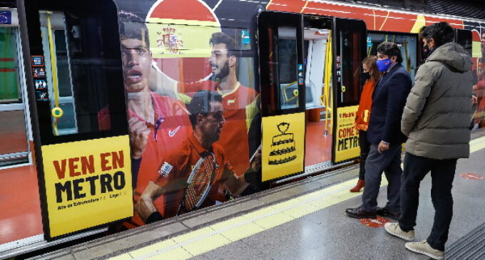 La Comunidad de Madrid anima a los aficionados a desplazarse en Metro a la Copa Davis con un tren vinilado con los jugadores y países participantes