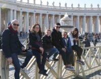 «A las familias, un Nobel (y un observatorio) por sostener la sociedad»