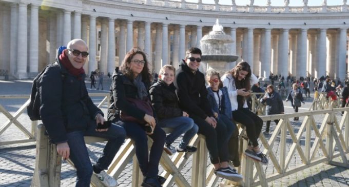 «A las familias, un Nobel (y un observatorio) por sostener la sociedad»