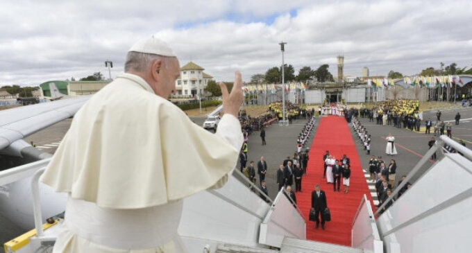 Fin del viaje a África: Francisco regresa a Roma
