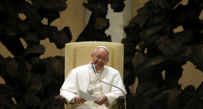 Francisco recibe a los voluntarios de la FOCSIV, la Iglesia que se ata el delantal y se inclina para servir a los hermanos en dificultad