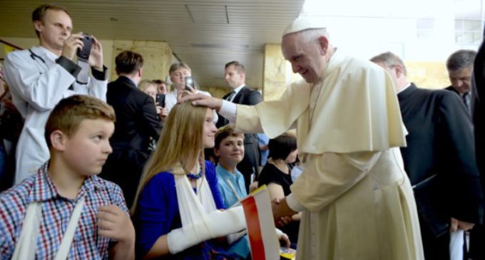 JMJ. Francisco visita a niños enfermos en un hospital pediátrico de Cracovia