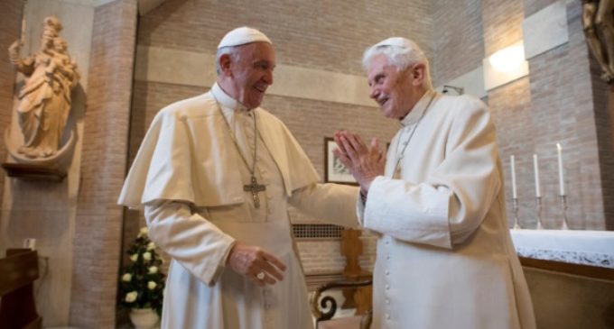 El Papa Francisco visita a Benedicto XVI y lo saluda por Pascua y por su cumpleaños