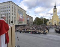 Francisco critica en Estonia a quienes miden la fuerza de un pueblo por el poder de sus armas