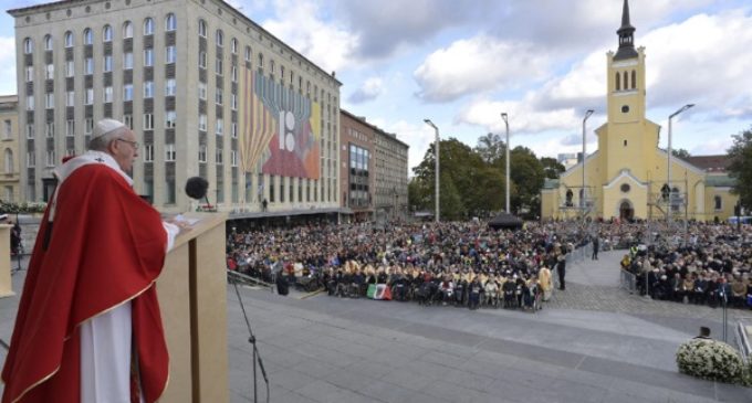Francisco critica en Estonia a quienes miden la fuerza de un pueblo por el poder de sus armas