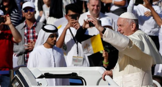 Francisco reúne a ciento veinte mil personas en la primera Misa de un papa en la Península Arábiga