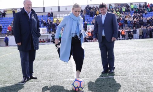 Cifuentes ha realizado el saque de honor del II Torneo de Fútbol Cadete Villa de Alalpardo que homenajea a Vicente del Bosque