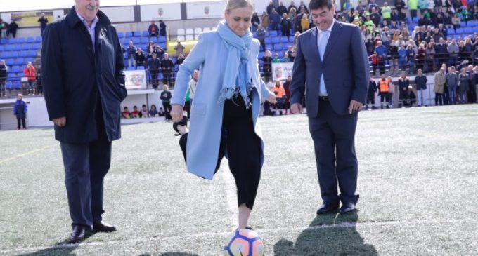 Cifuentes ha realizado el saque de honor del II Torneo de Fútbol Cadete Villa de Alalpardo que homenajea a Vicente del Bosque