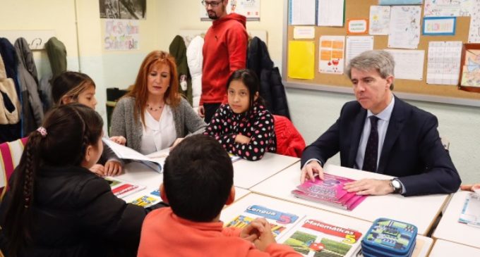 Garrido anuncia la convocatoria de 3.500 plazas de maestros para los colegios públicos madrileños