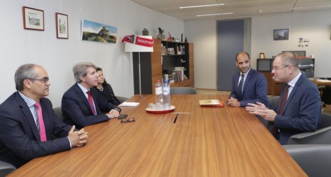 Garrido anuncia que las instituciones europeas participarán en la elaboración de la nueva asignatura sobre la UE para alumnos madrileños