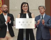 Garrido entrega a Luz Casal la Medalla Internacional de las Artes de la Comunidad
