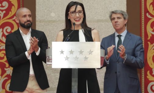 Garrido entrega a Luz Casal la Medalla Internacional de las Artes de la Comunidad