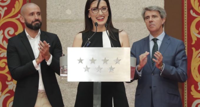 Garrido entrega a Luz Casal la Medalla Internacional de las Artes de la Comunidad