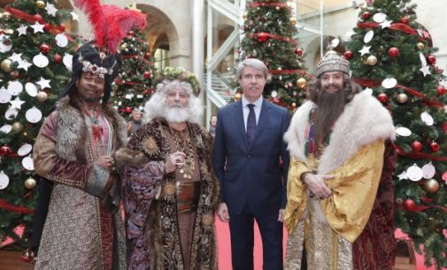 Garrido entrega a los Reyes Magos los deseos que los madrileños han dejado en la Puerta del Sol