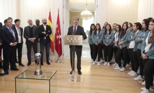 Garrido homenajea a la selección española femenina de fútbol Sub-17, campeona del mundo