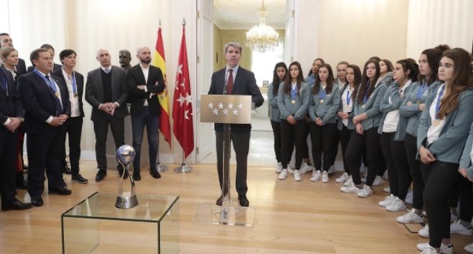 Garrido homenajea a la selección española femenina de fútbol Sub-17, campeona del mundo